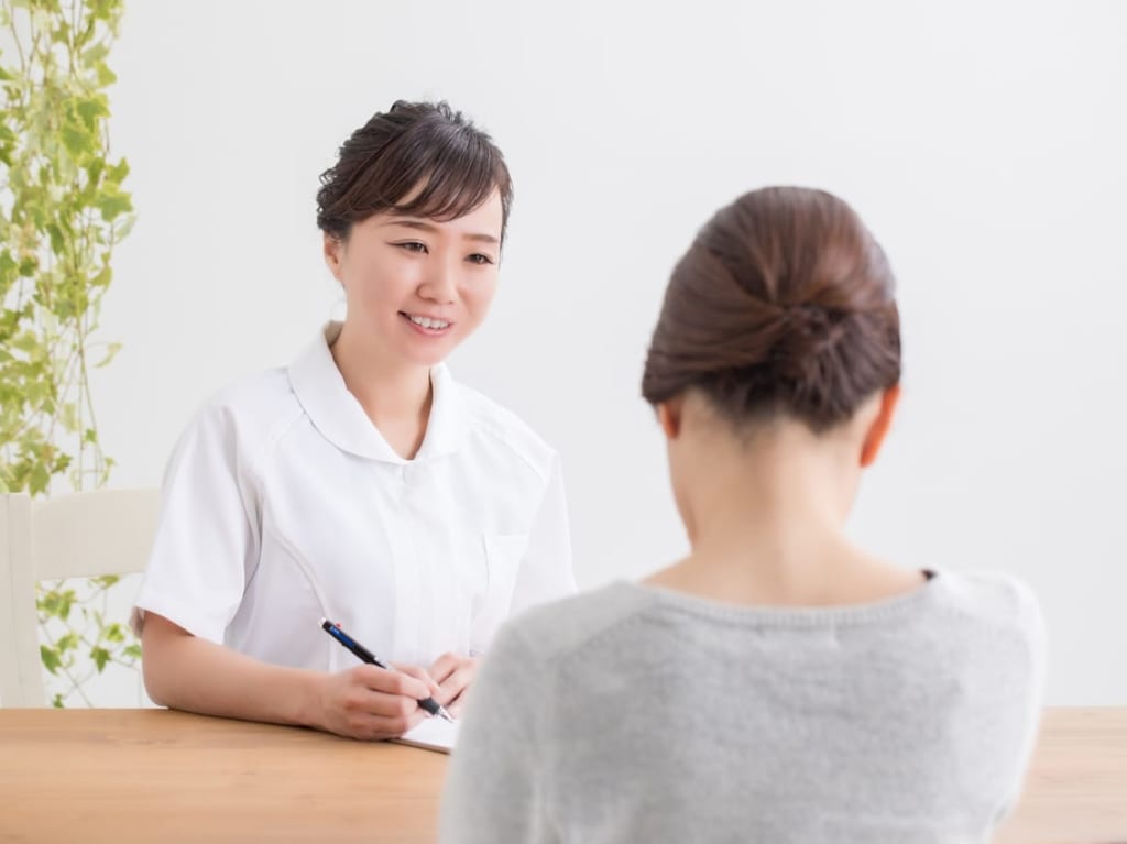 カウンセリングする女性の参考画像