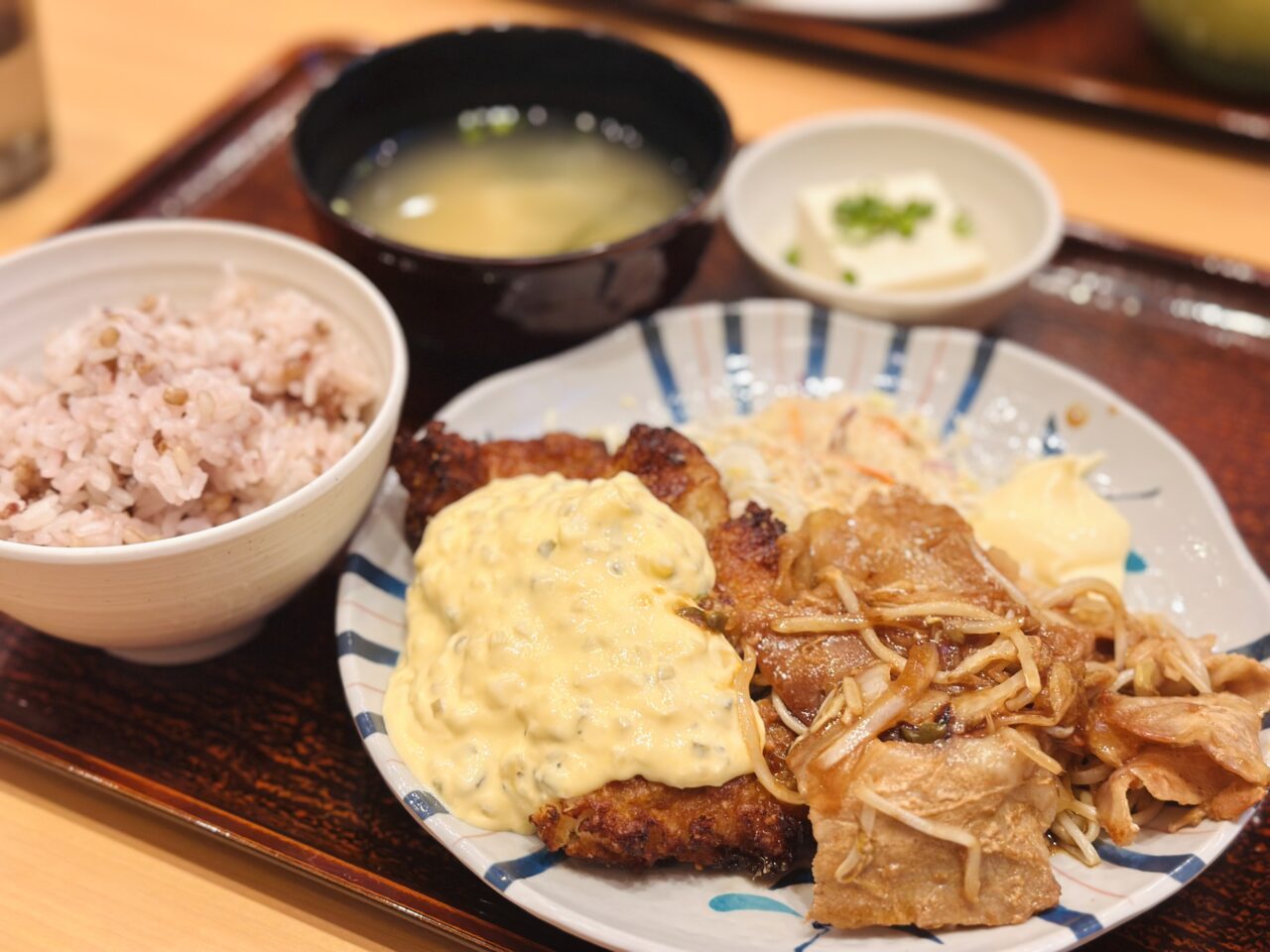 チキン南蛮としょうが焼の人気コンビ定食