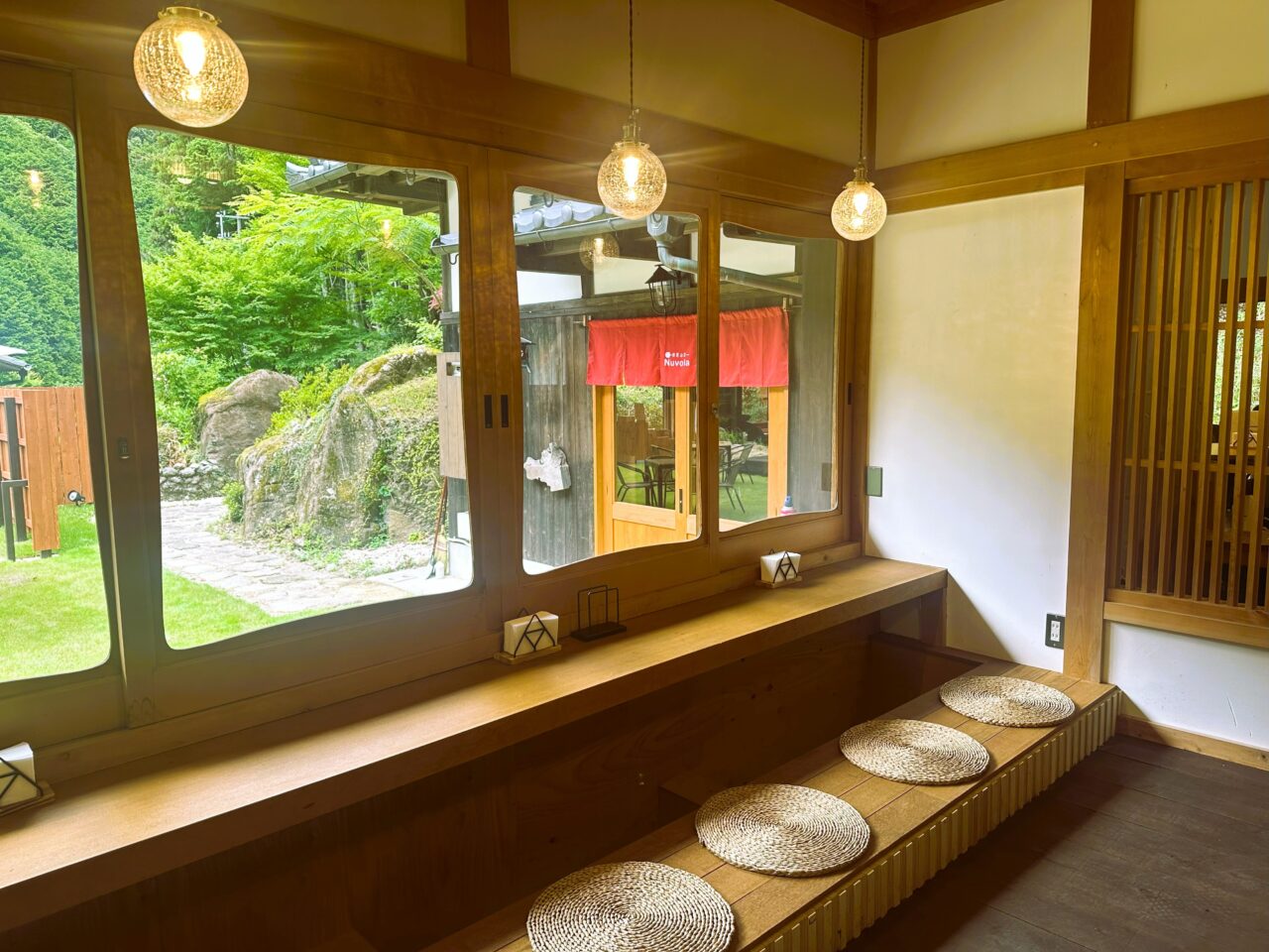 槙尾山荘Nuvola　おしゃれなカフェ風店内