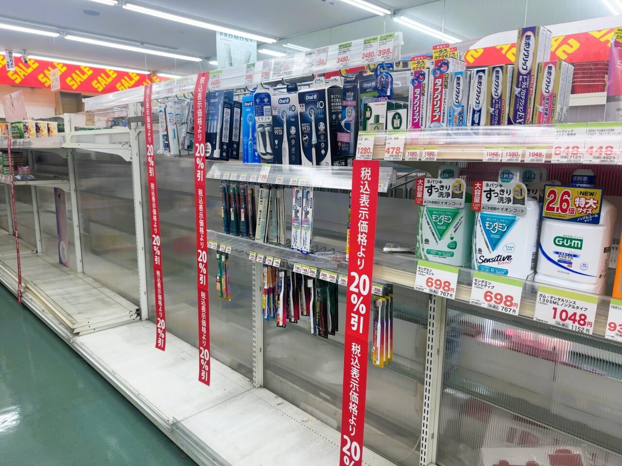 ジャパン和泉店の閉店セールで売り切れる棚