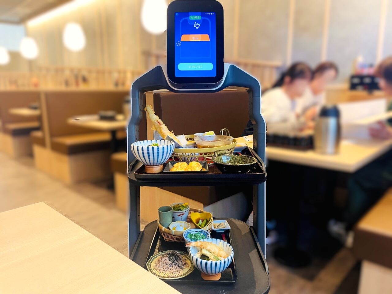 玉子焼 お出汁 ひまわりの配膳ロボット