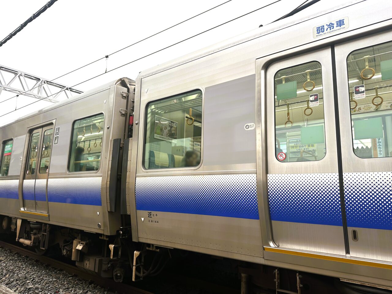 JR阪和線　和泉府中駅に停車する普通車　
