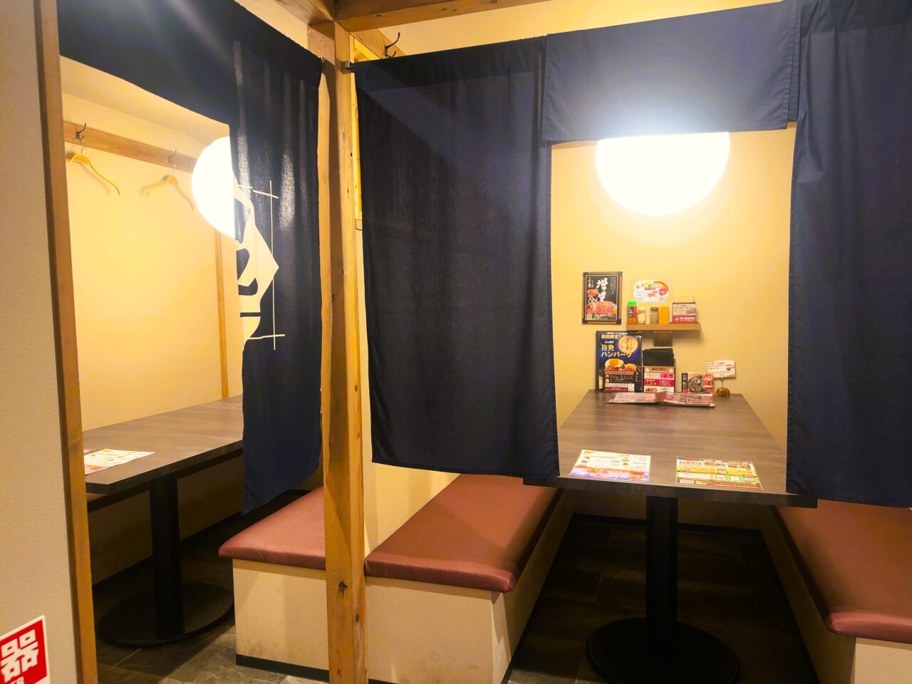 「大阪ステーキ えん家 和泉店」　個室風の店内