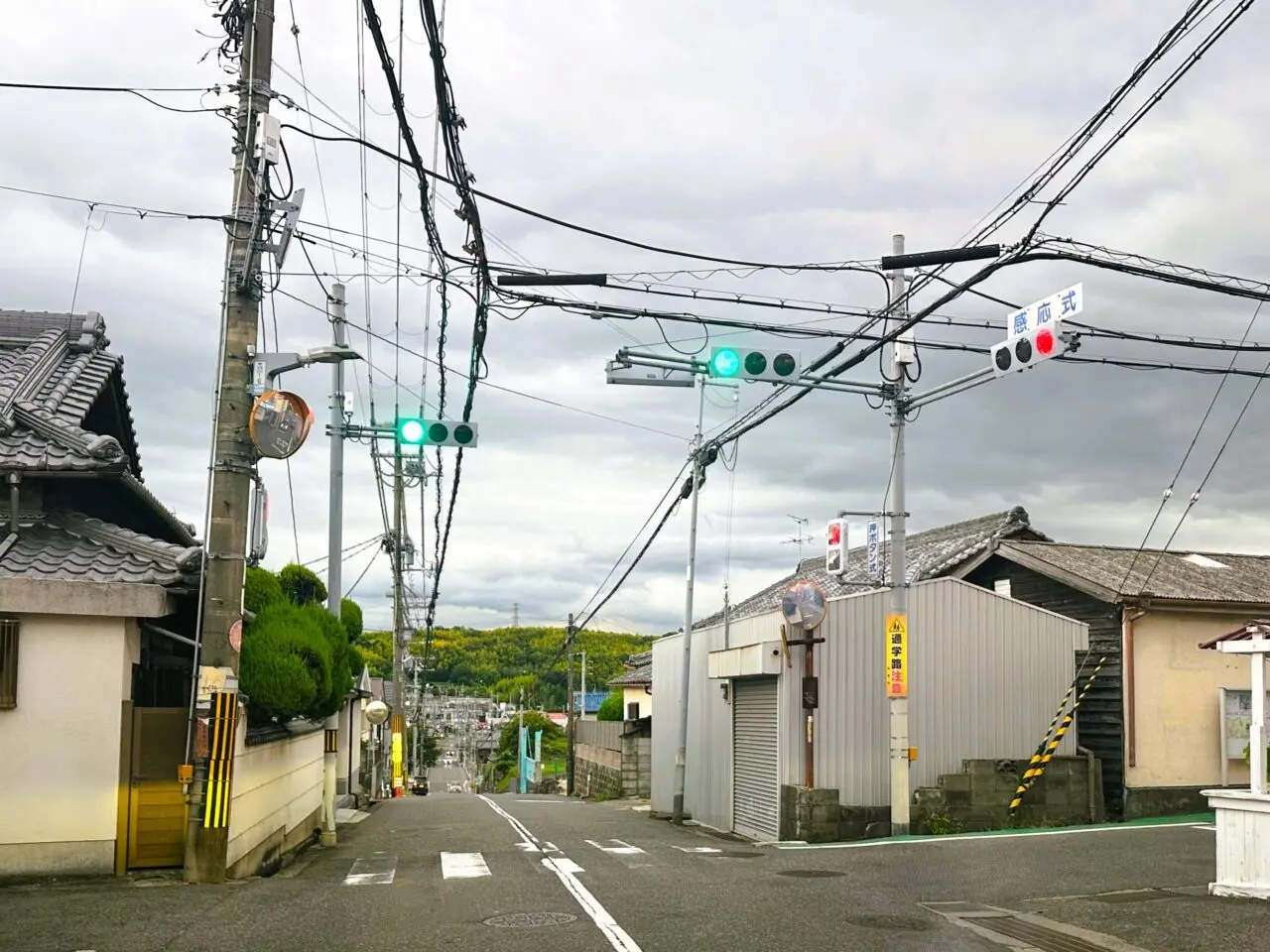 府道223号沿いにある「寺子屋学習センター」の交差点
