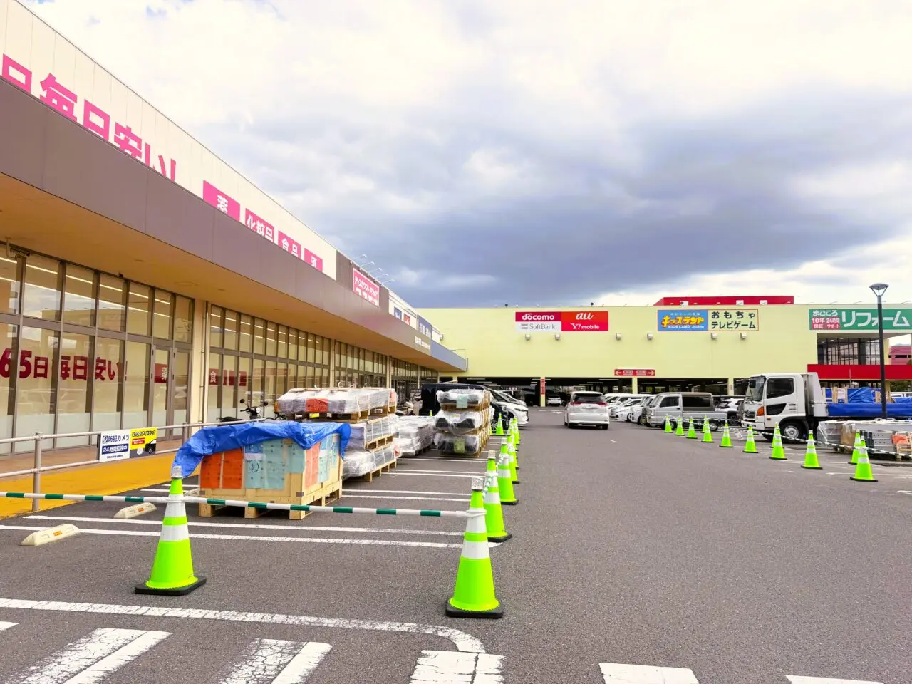 ドラッグコスモス前駐車場