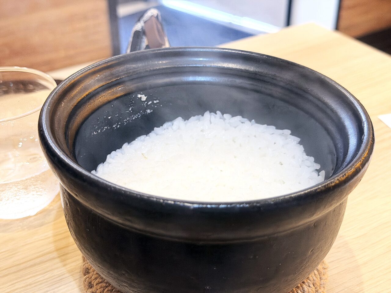 土鍋で炊きあがったばかりの魚沼産こしひかり