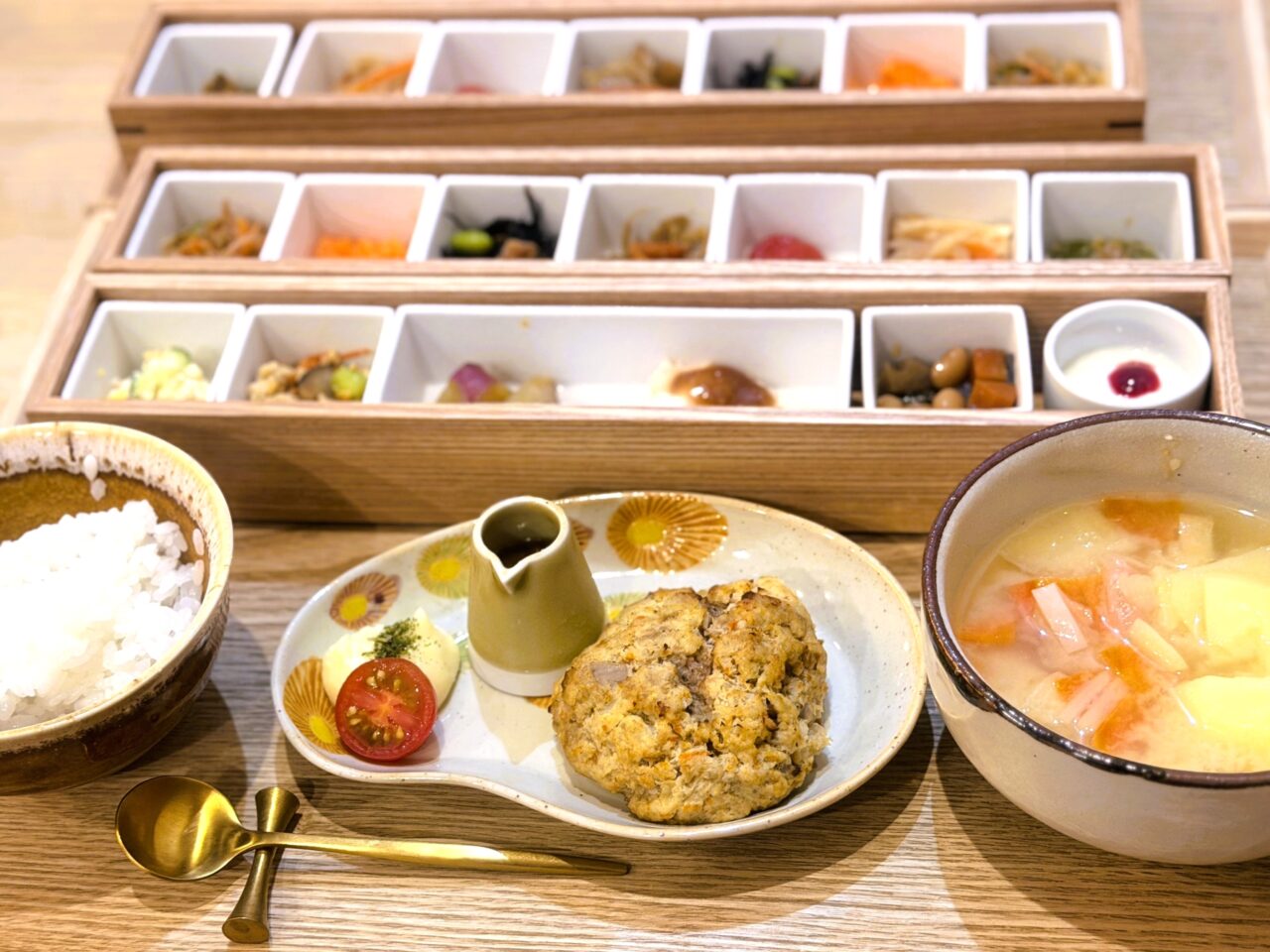 旬菜食堂 百彩の膳 ーやまとまごころ　野菜ハンバーグランチ