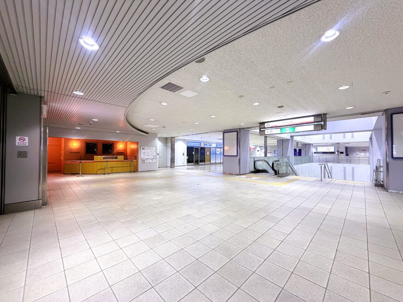 和泉中央駅構内にある「8K和泉中央」