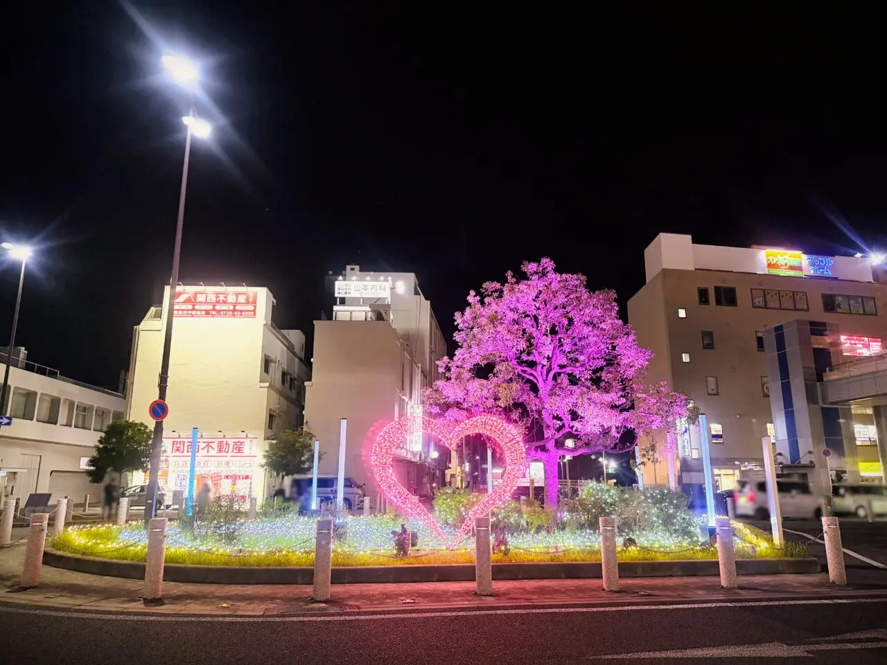 和泉府中駅前のハートのオブジェ