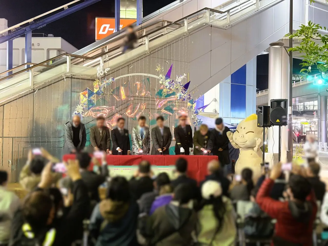 駅長やお笑いコンビ祇園なども参加した点灯セレモニー