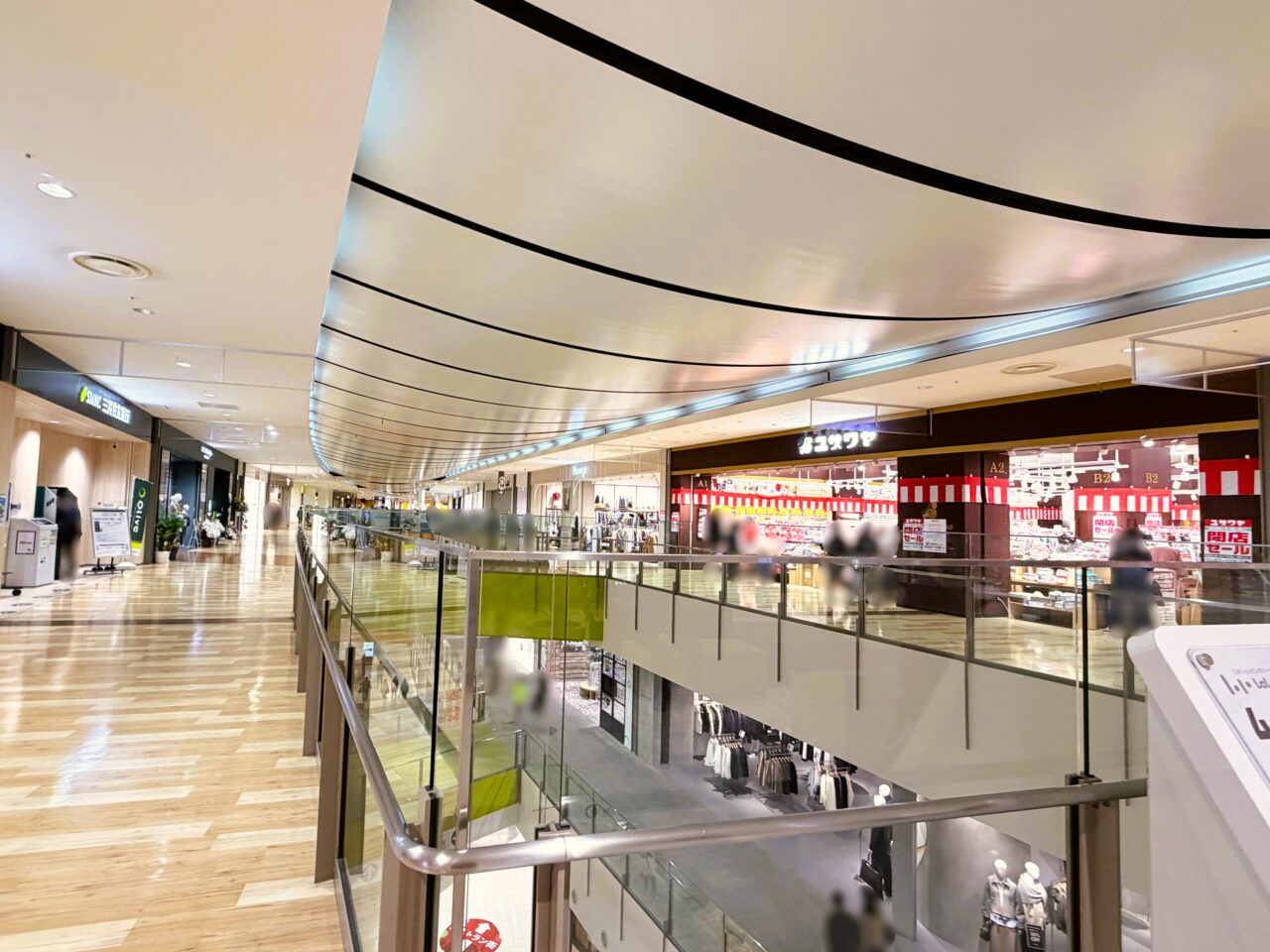 閉店するユザワヤと向かいにオープンしたスーツ店