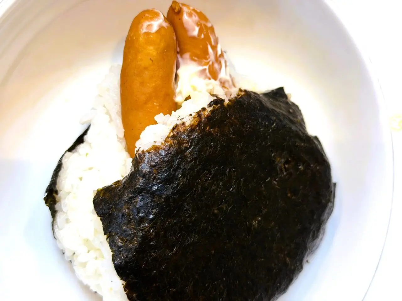 はみだしすぎなパリッッとソーセージおにぎり