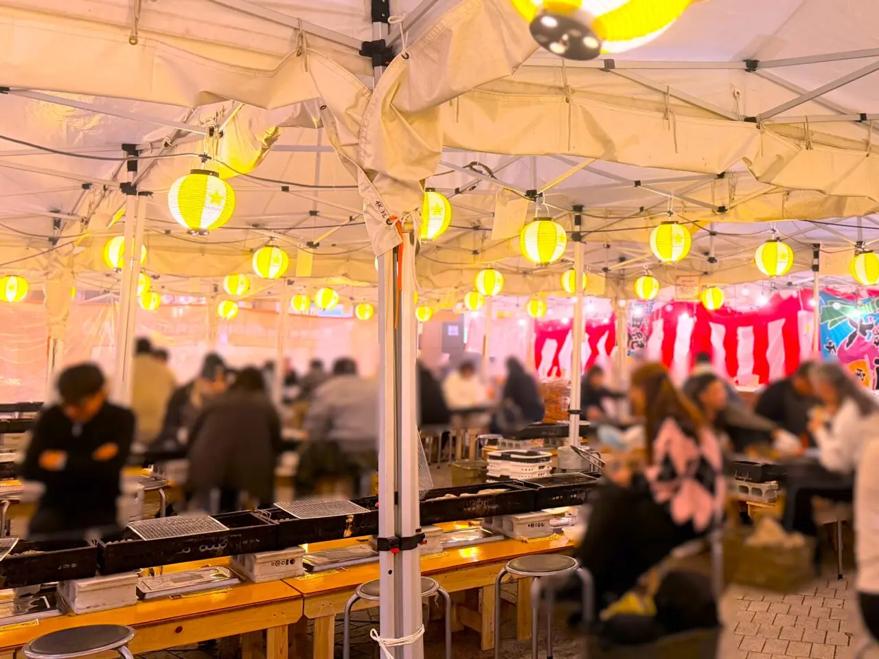 たくさんの人で賑わう能登炉端