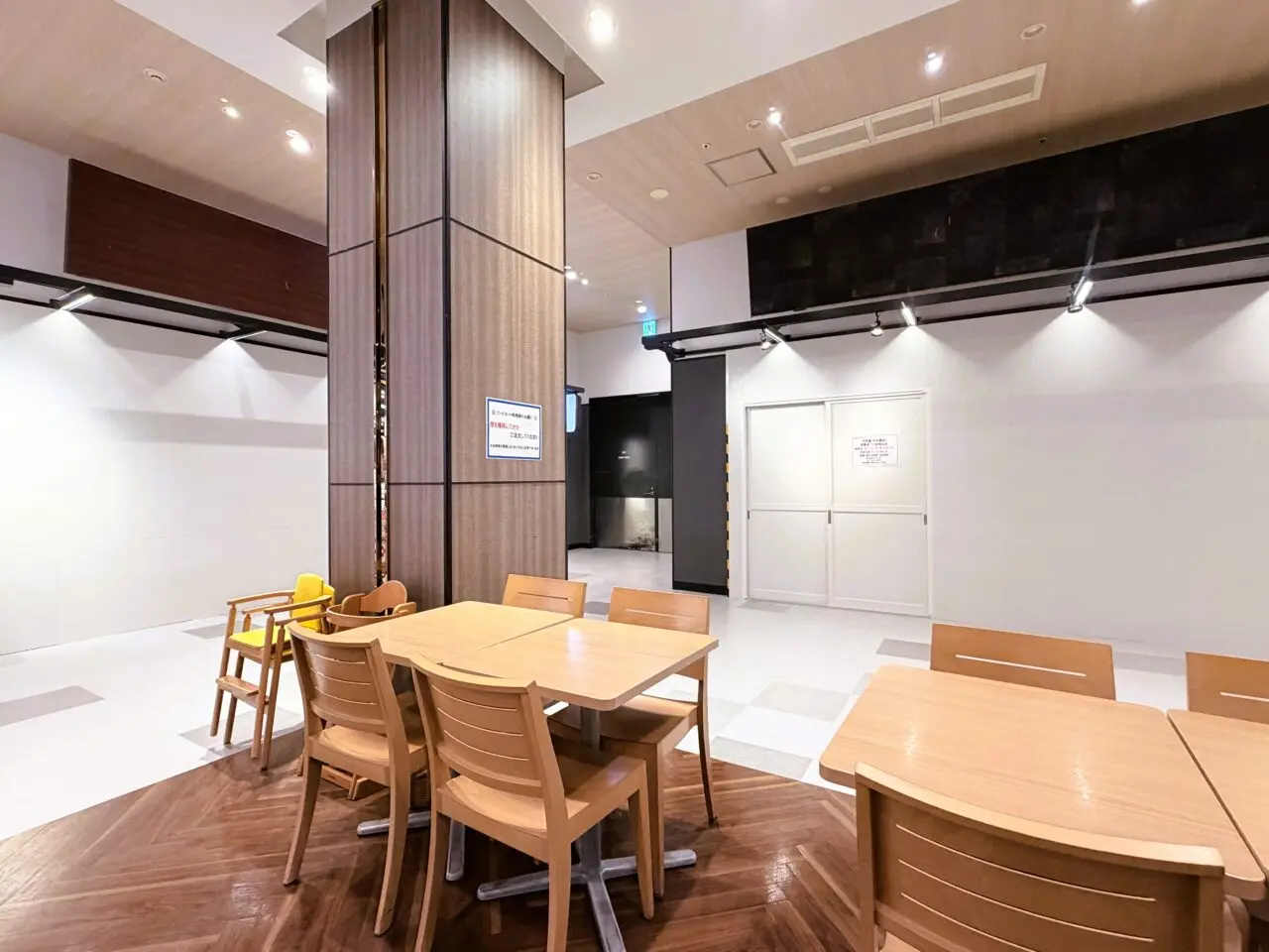 閉店したフードコートの一画