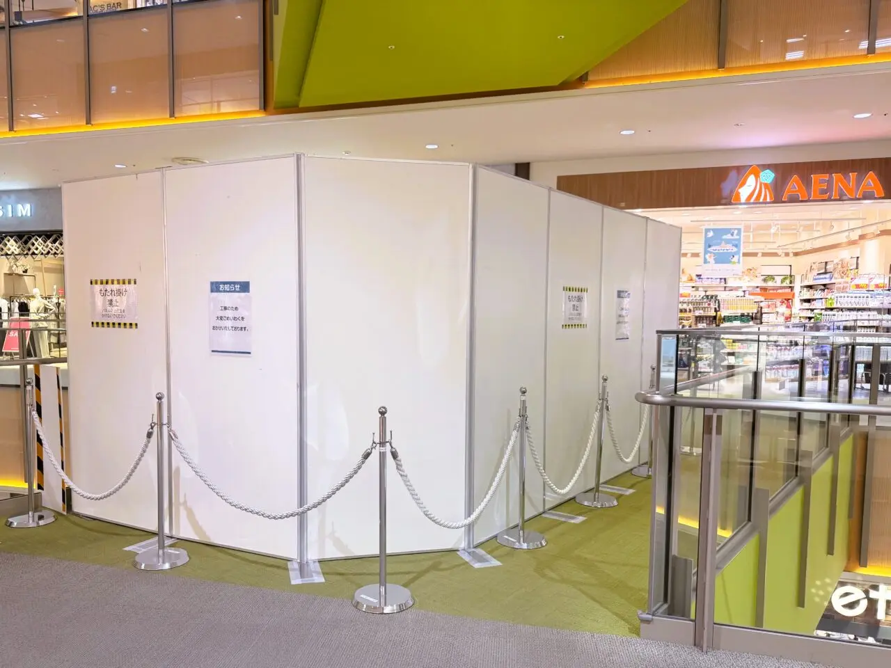 通路にある工事中パネル