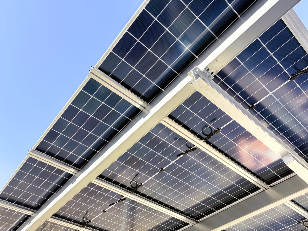 屋根型太陽光パネル