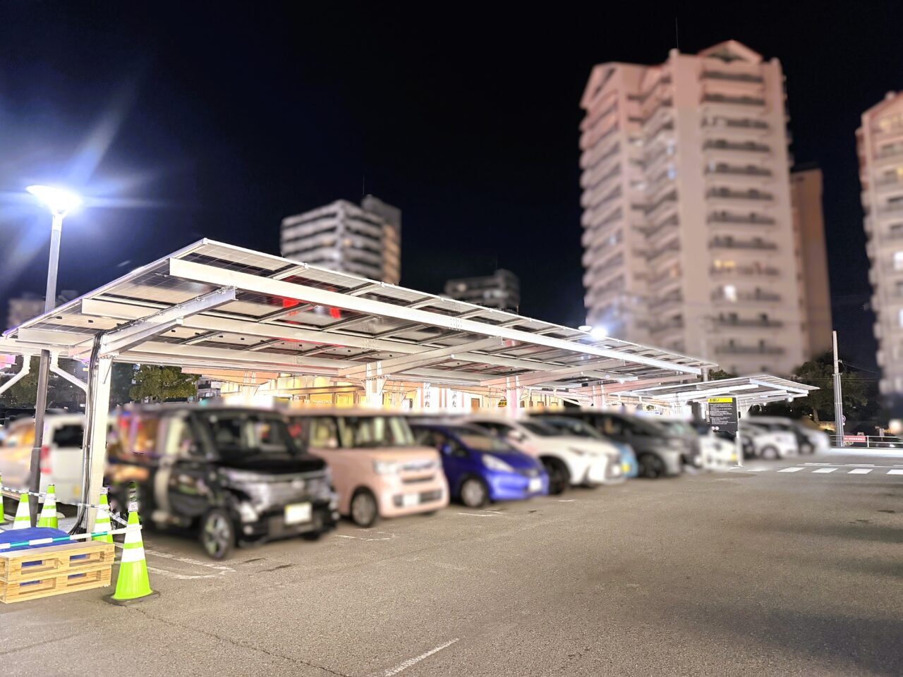 夜の屋根付き駐車場