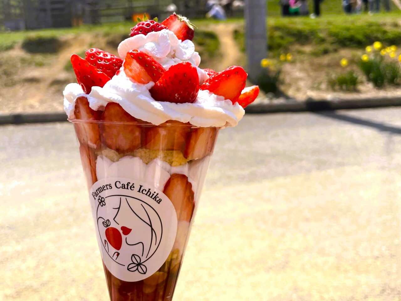 キッチンカーのフレッシュいちごパフェ