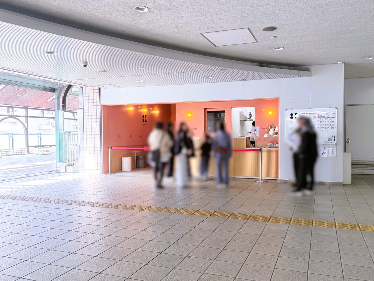 8K 新店オープンまちの人だかり