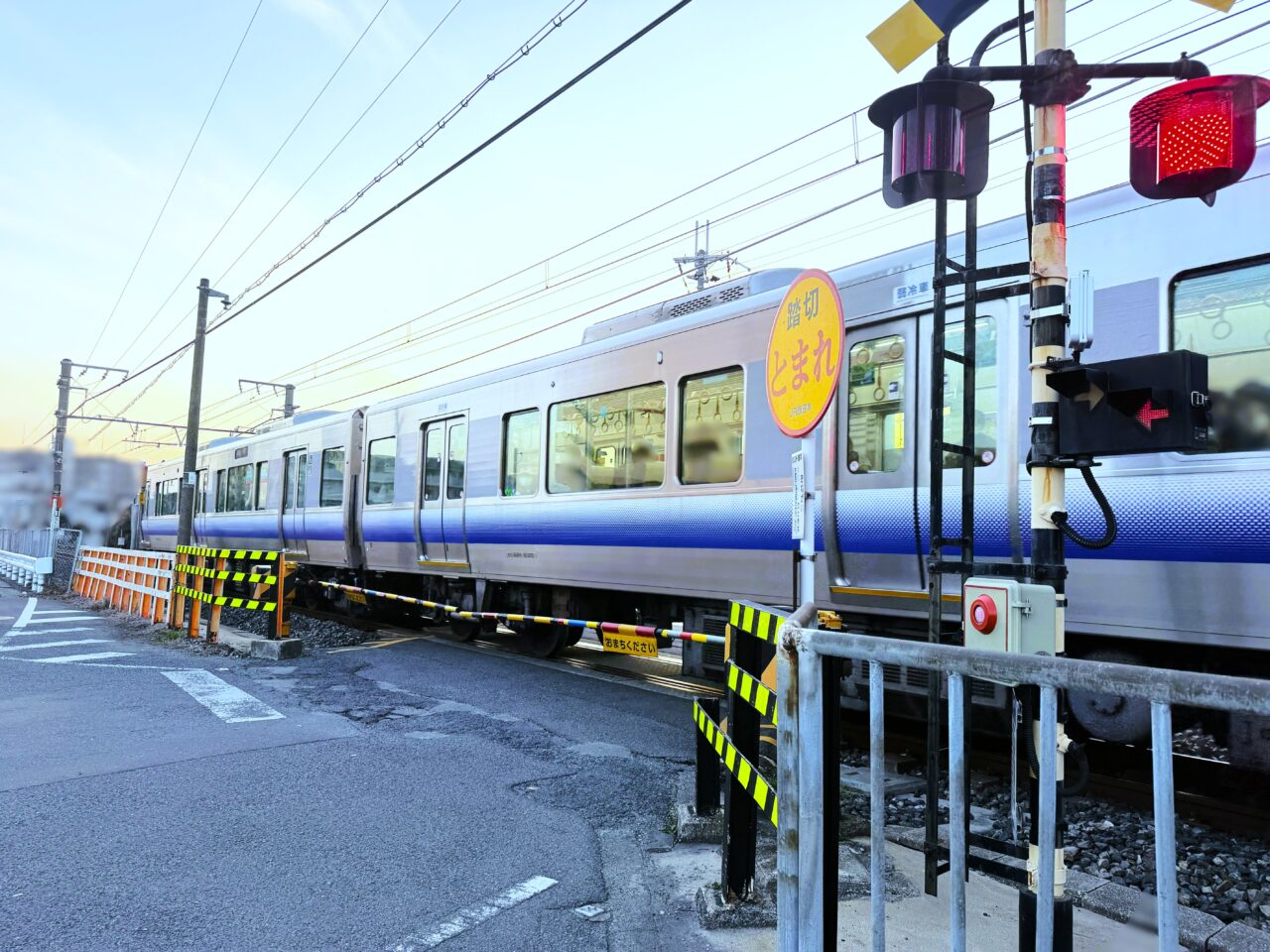 JR信太山駅を通過する電車