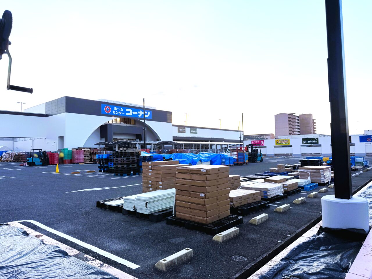 コーナン和泉寺田店オープン準備中の駐車場