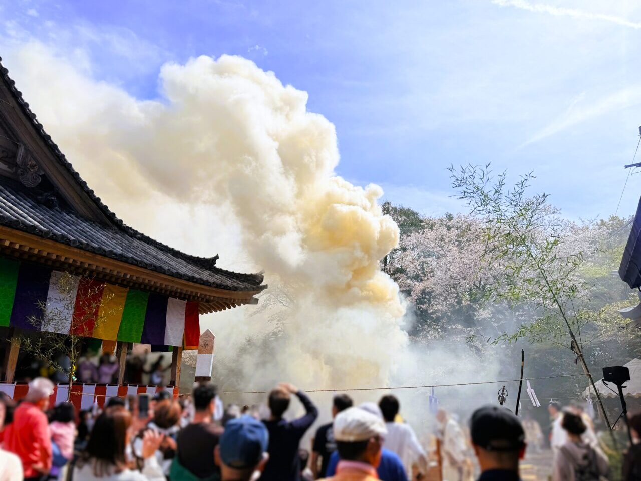 白い煙が大きく立ちのぼる護摩壇