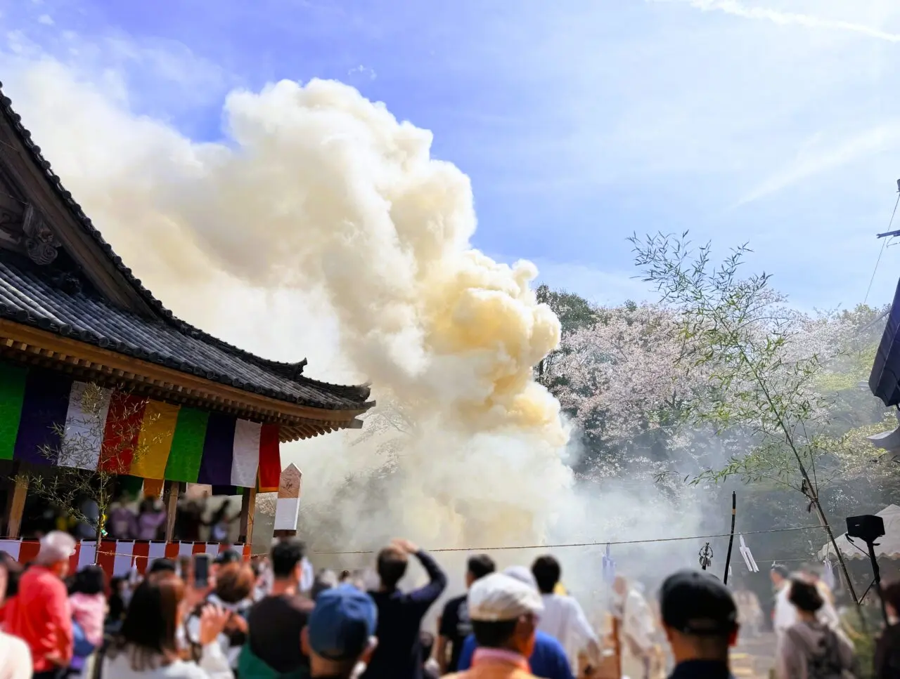 白い煙が大きく立ちのぼる護摩壇