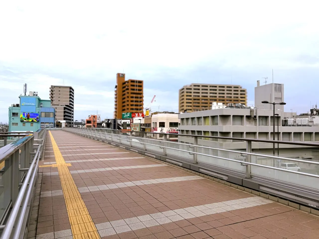 和泉府中駅前デッキ