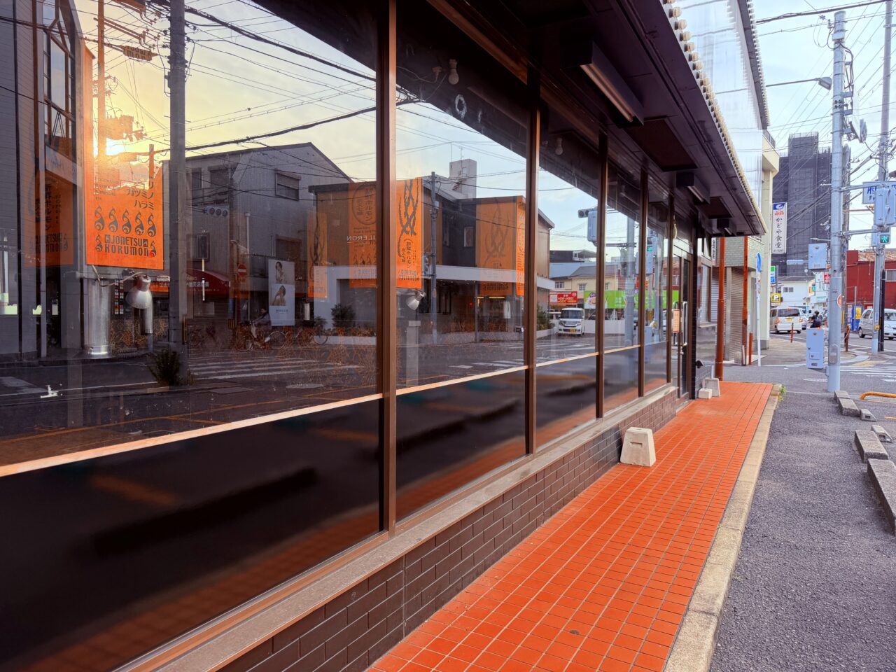 和泉府中酒場 情熱ホルモン店舗前