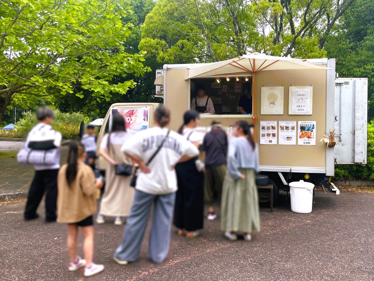 キッチンカーに並ぶ人たち