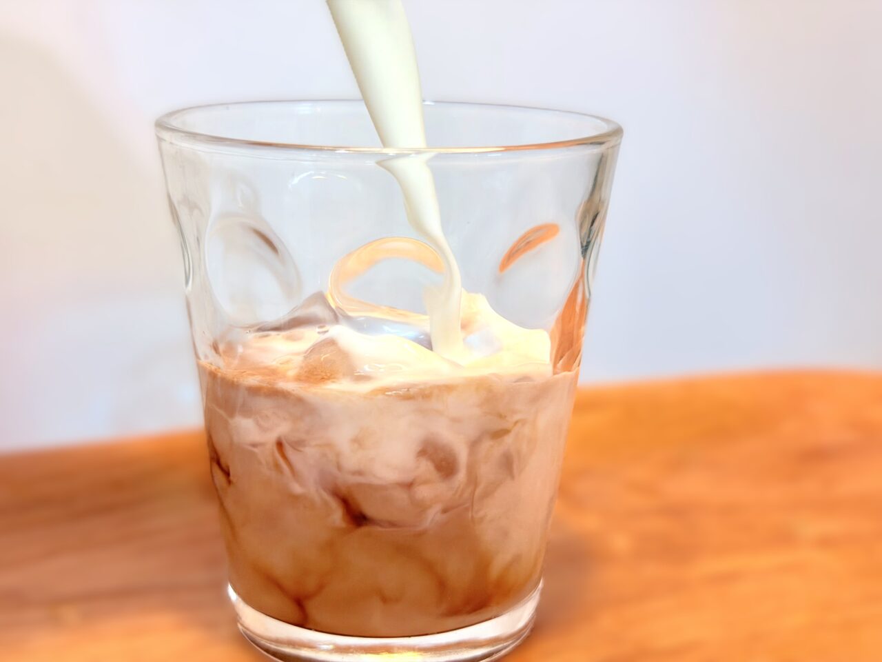 スターバックス® コーヒークラフトにミルク投入