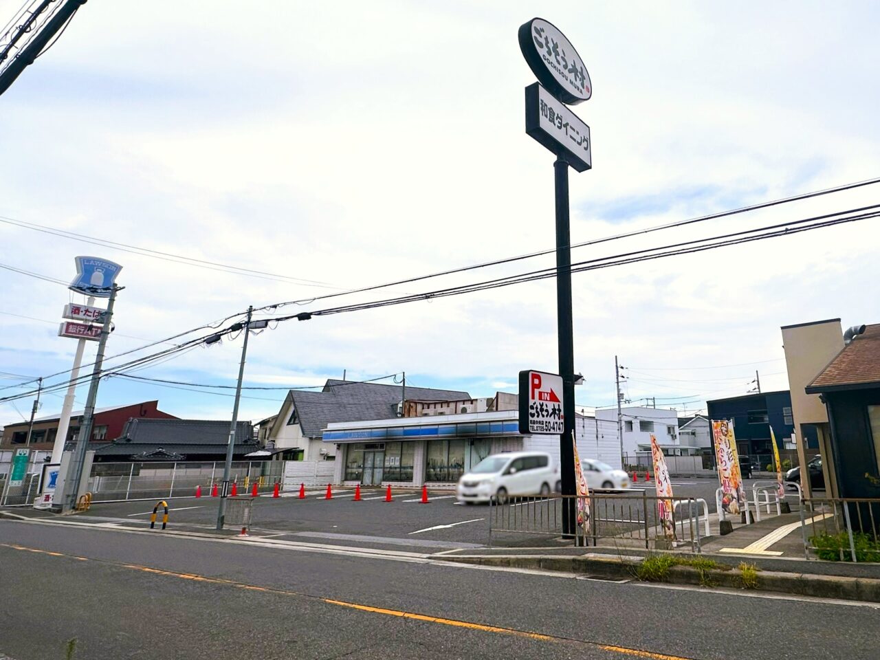 ごちそう村 和泉中央店横のローソン