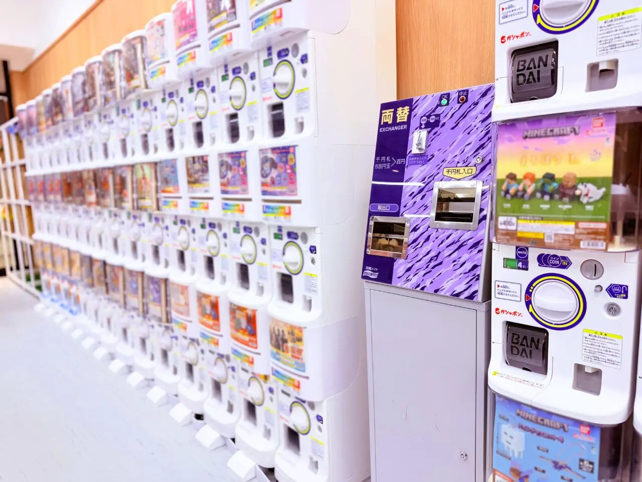 Capsule park 店内には両替機もあって安心