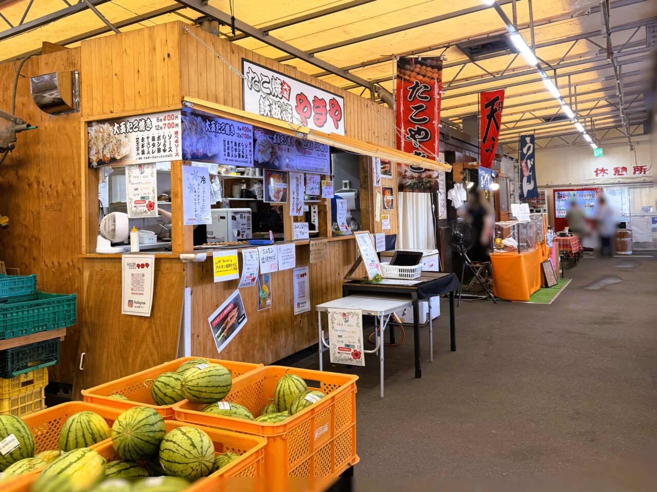 葉菜の森屋外のおかげ横丁にあるたこ焼き　鉄板焼き　やきや