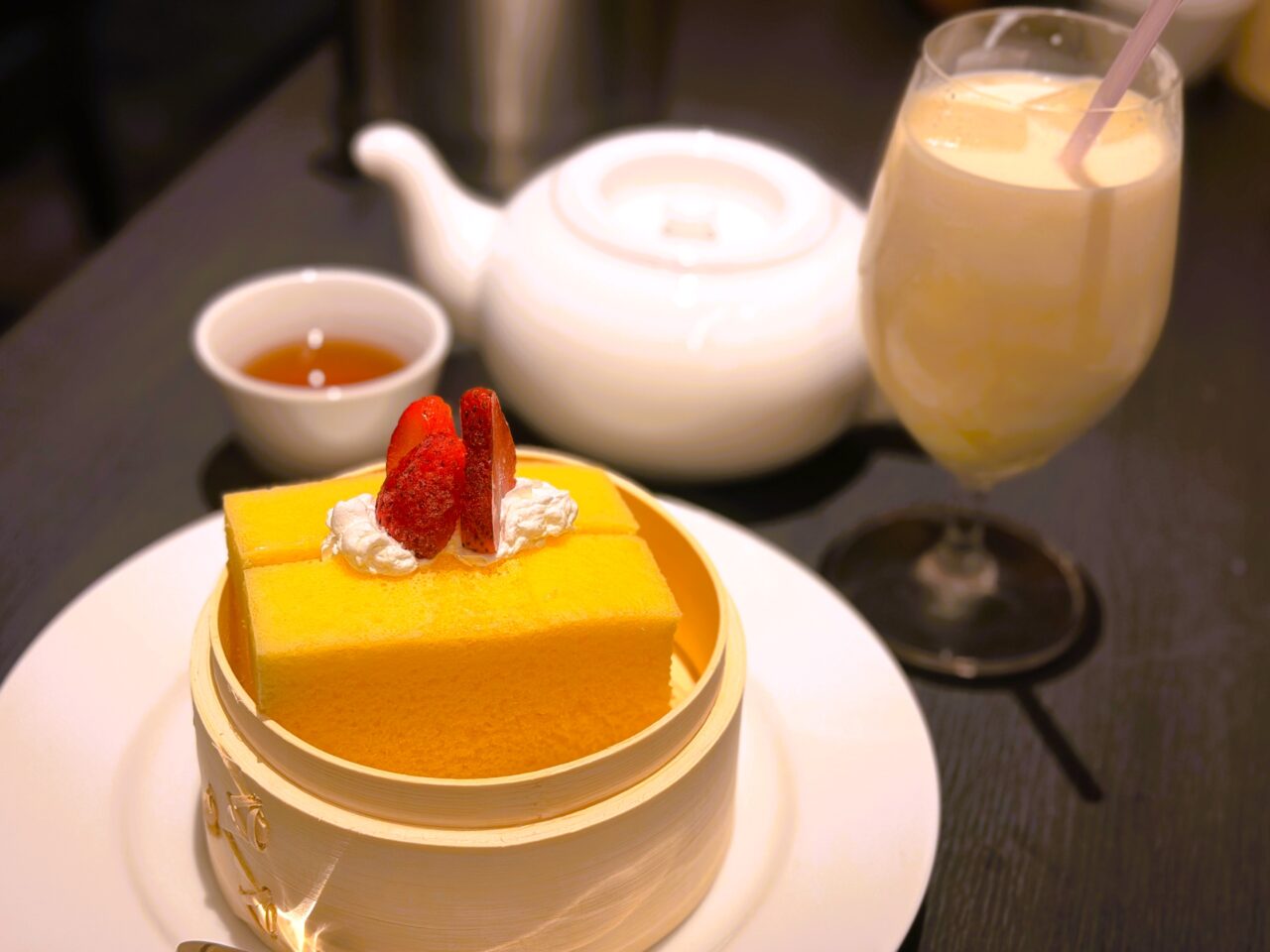 台湾カステラと飲む杏仁（ジャスミンミルク）