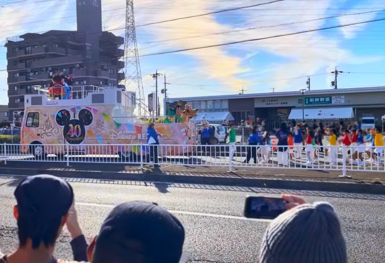 岩倉市で開催されたディズニーパレードに参加したキッズダンサーたち