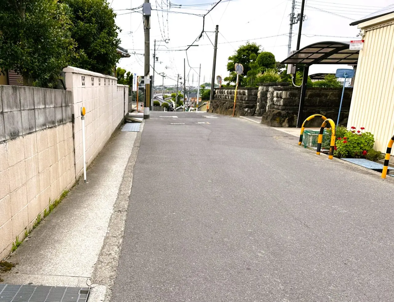中央線や車両通行帯などが設けられていない一般道路