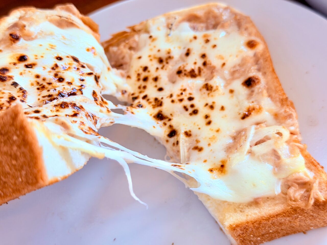 ツナマヨトーストのチーズがとろーり