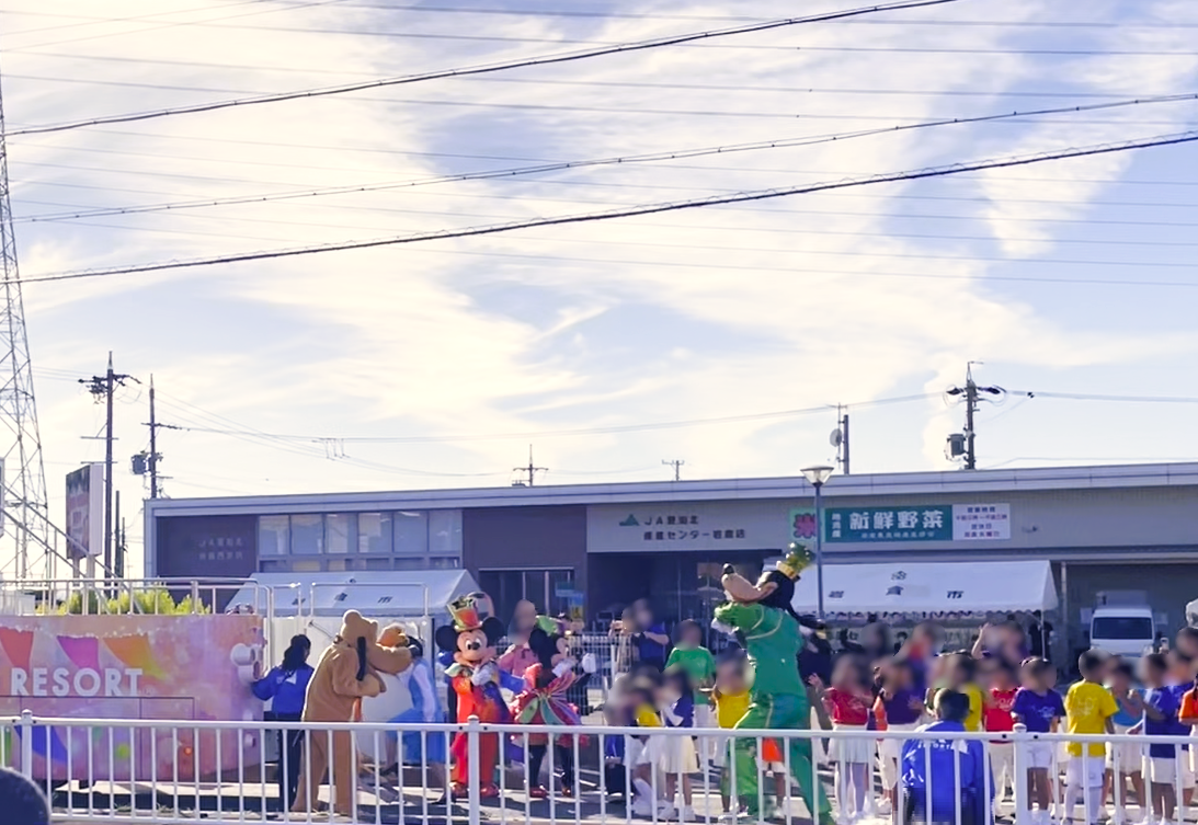 キッズダンサーと触れ合うミッキー