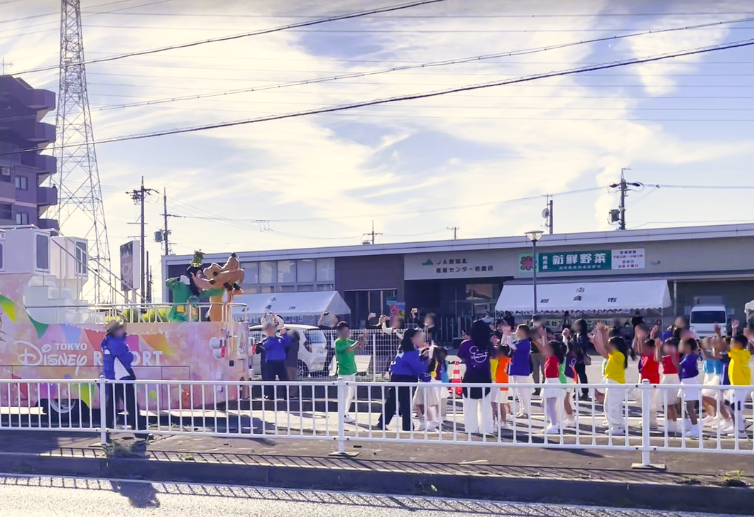 パレード車両の後を踊りながらついていくキッズダンサー